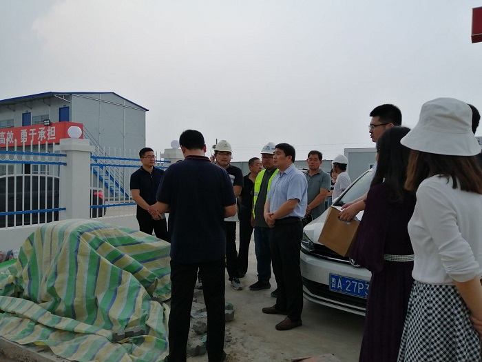 1565665249705893.jpg 李景春聽取項目進度匯報.jpg