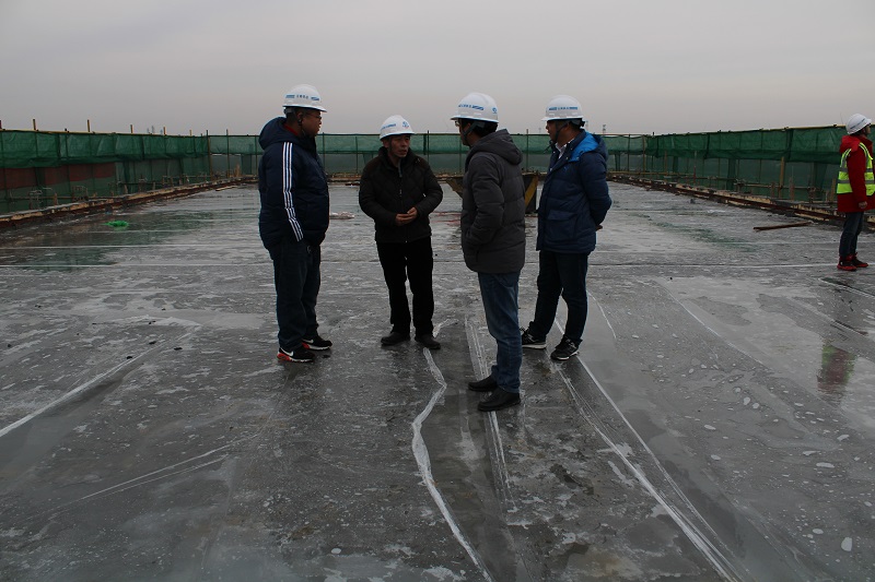 1576726361415170.jpg 夏雙仁檢查施工現(xiàn)場.JPG