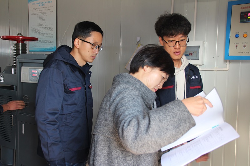 1577268262348858.jpg 專家組組長袁絢進行儀器設(shè)備使用臺賬檢查.JPG