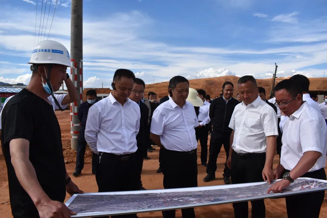 1652666451937800.jpg 2022-05-11-楊國宗到祥云財(cái)富鐵路專用線項(xiàng)目調(diào)研.jpg