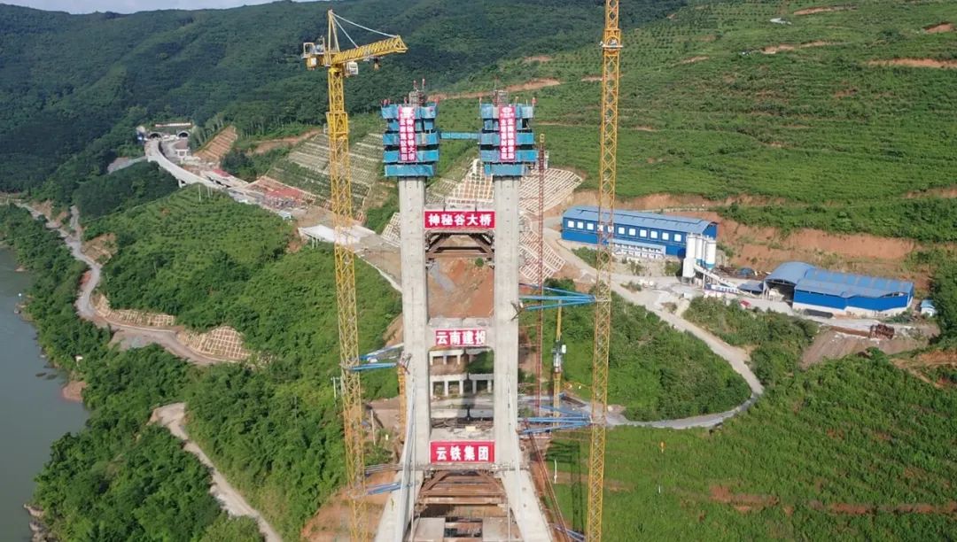 1654735976361573.jpg 2022-06-04-省內(nèi)最寬混凝土懸澆箱梁結(jié)構(gòu)大橋順利封頂.jpg