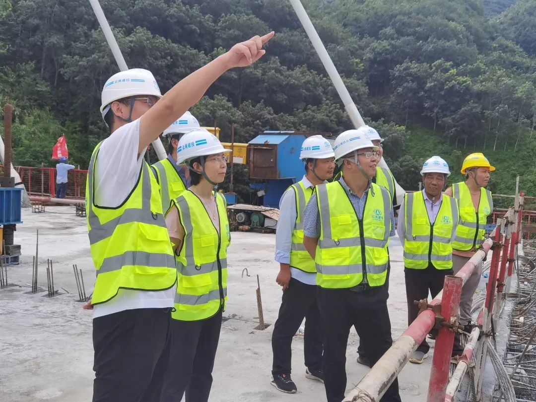 1660613080740359.jpg 李元鴻帶隊(duì)到景洪神秘谷瀾滄江特大橋項(xiàng)目開(kāi)展安全綜合大檢查.jpg