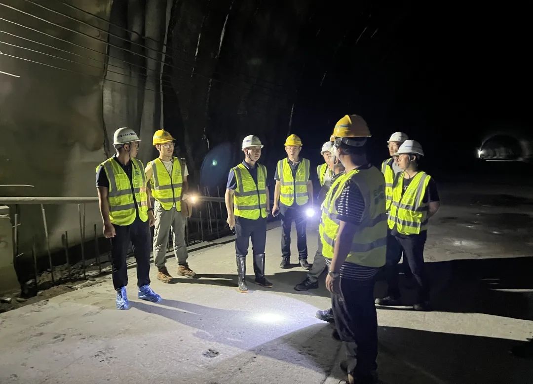 1660613439431458.jpg 金光祥帶隊(duì)到永勐項(xiàng)目開(kāi)展安全綜合大檢查及“夏送清涼”慰問(wèn)活動(dòng)1.jpg