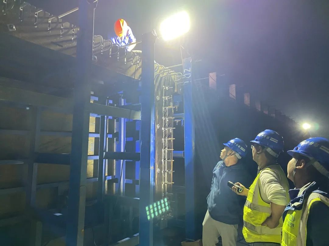 2023-3-2-那興項(xiàng)目首片40米T梁順利澆筑 金光祥到現(xiàn)場(chǎng)指導(dǎo)1.jpg